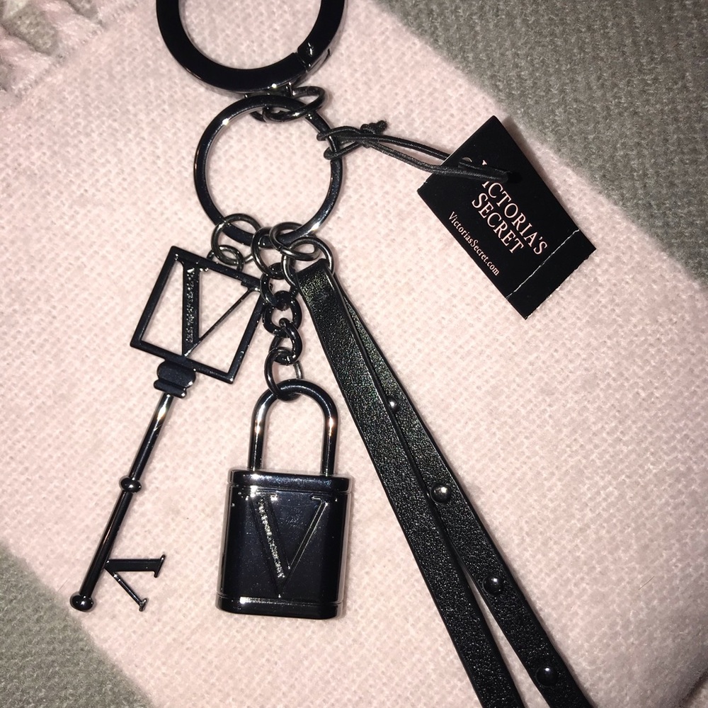 🖤BNWT VICTORIA’S SECRET KEYCHAIN🖤 - Picture 1 of 4